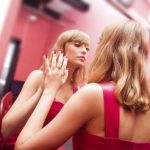 Narcisoidna ženska osoba pred ogledalom